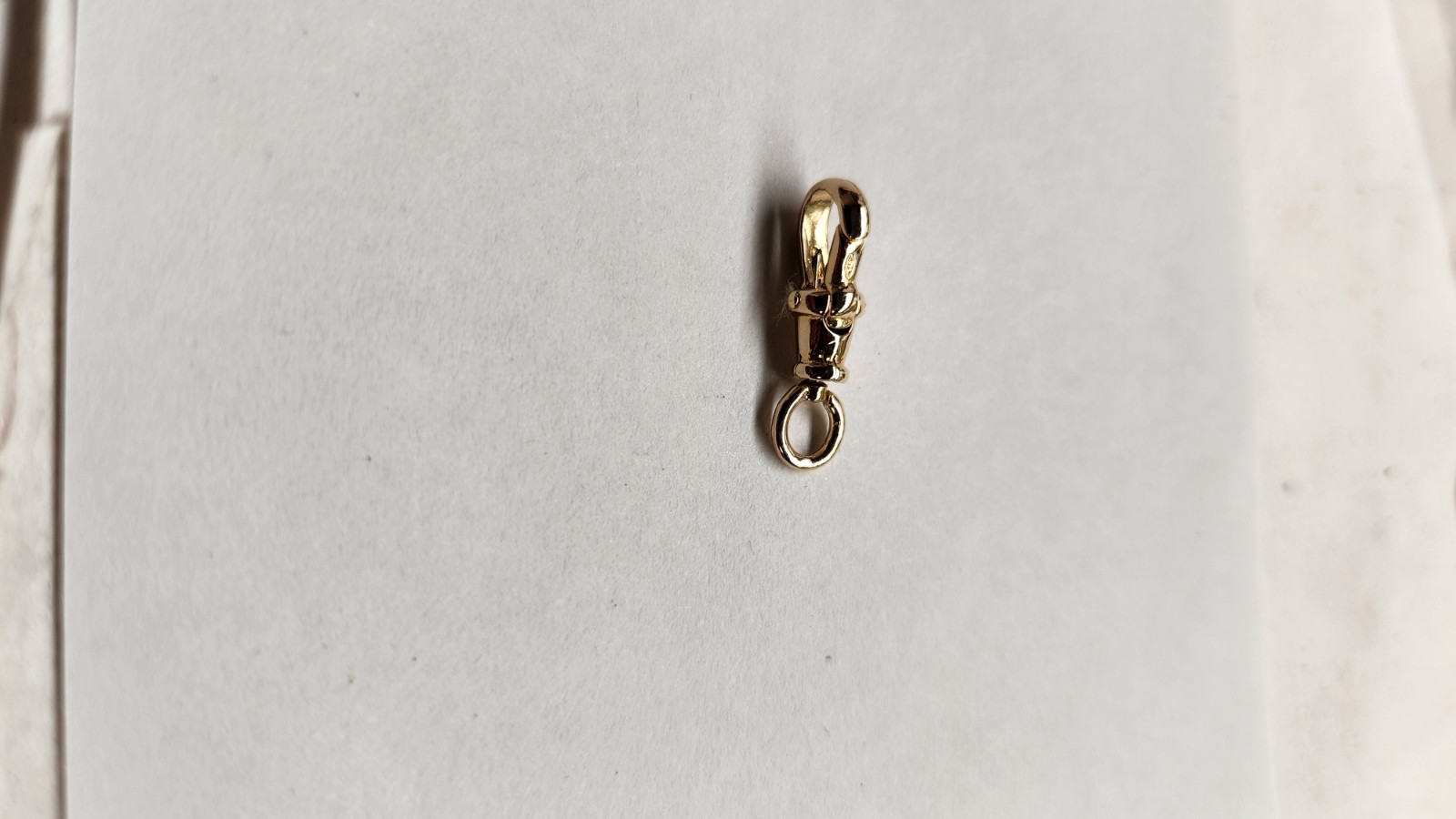 14kt gold swivel lobster claw lock.