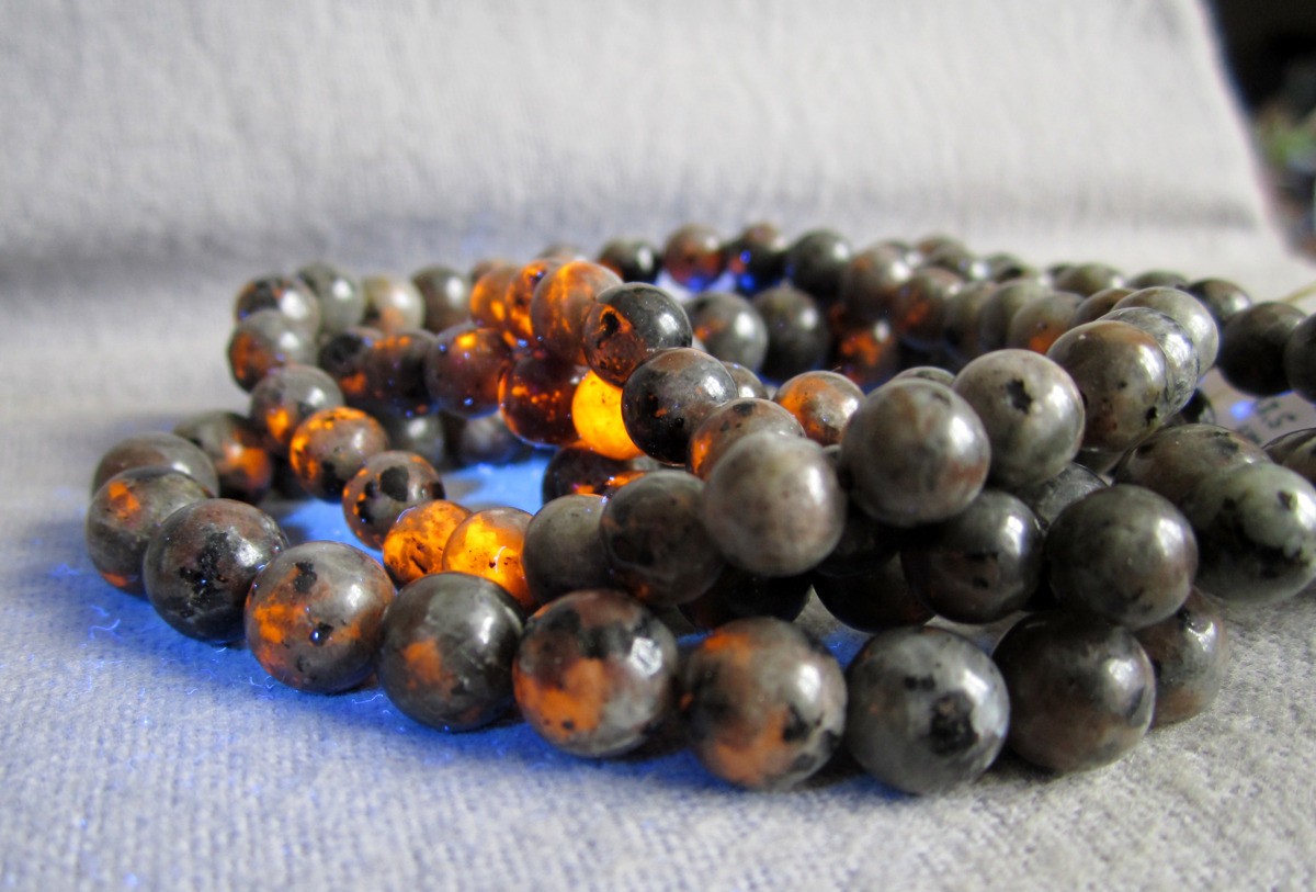 Yooperlite Bracelet – Fluorescent – Approx Ø 6 and 8 mm / 15-22 cm – Elastic