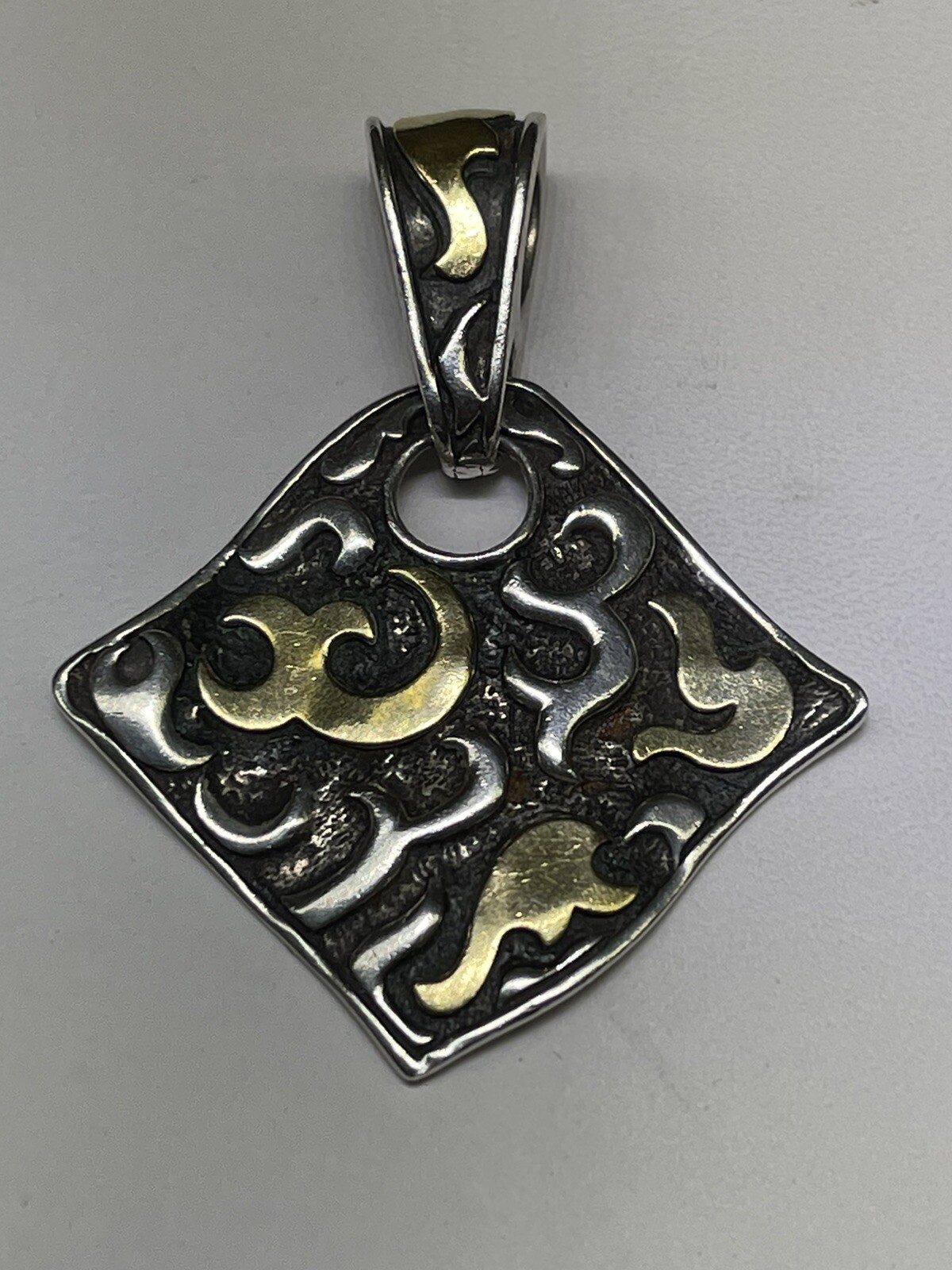 JOHN HARDY (c) Sterling Silver 22K Yellow Gold Dayak Pendant (1 7/8″)