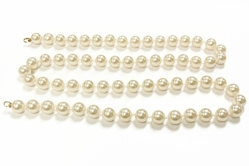 VINTAGE HAND KNOTTED GLASS 8mm. PEARL BRASS TIPPED 23.5″ SECTION R521tt