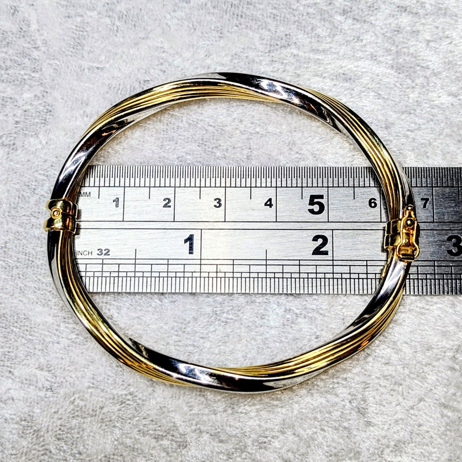 Stunning 9ct yellow & white gold twist hinged bangle with a locking clasp