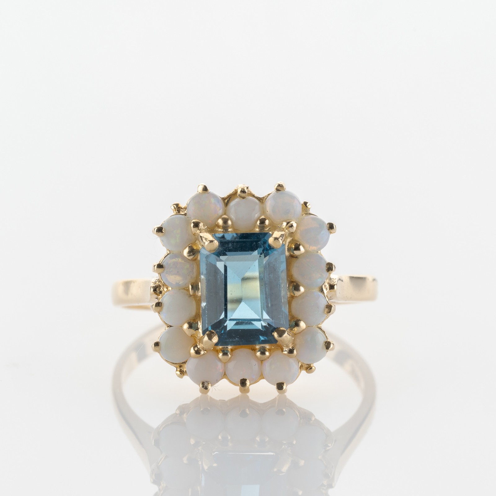 Ring in 585 gold with 2.0 ct blue topaz and opals