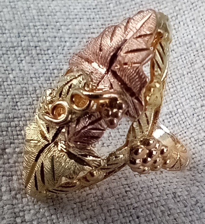 10/12k GOLD RING VTG Landstrom’s TRI COLOR Black Hills Gold sz 5.25 PRISTINE