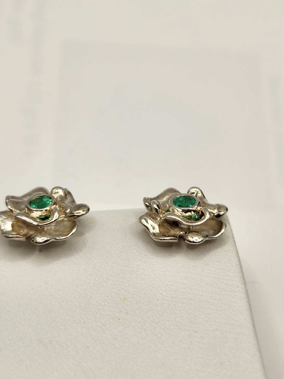 Pendientes en Plata 925 con Esmeralda natural Colombiana de Muzo, hechos a mano.
