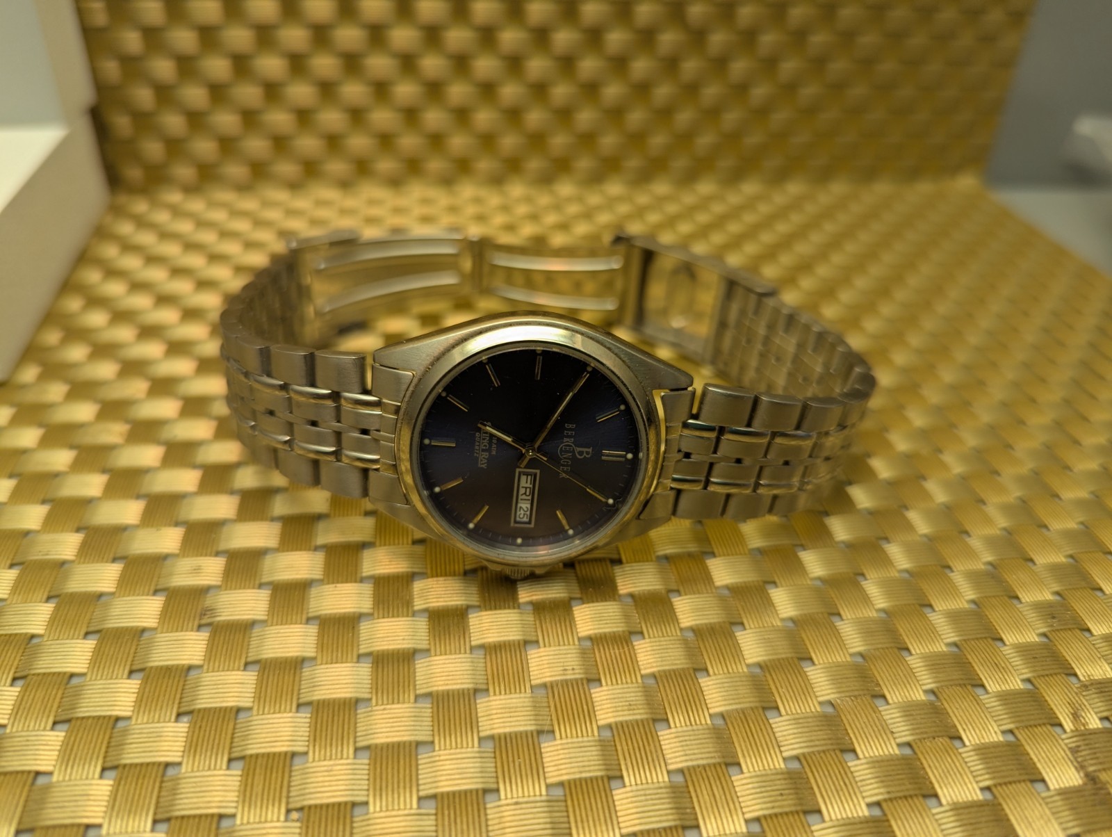 Berenger Sting Ray Quartz Watch Men 100m Analog 330 FEET Water Resistant