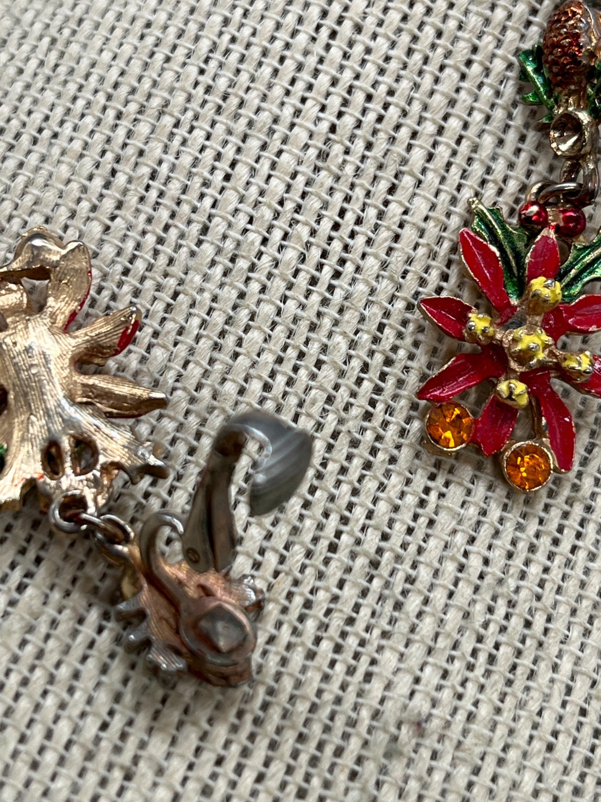 Vtg Christmas Metal and Enamel poinsettia Dangling Clip-on Earrings 1.5″ wbk