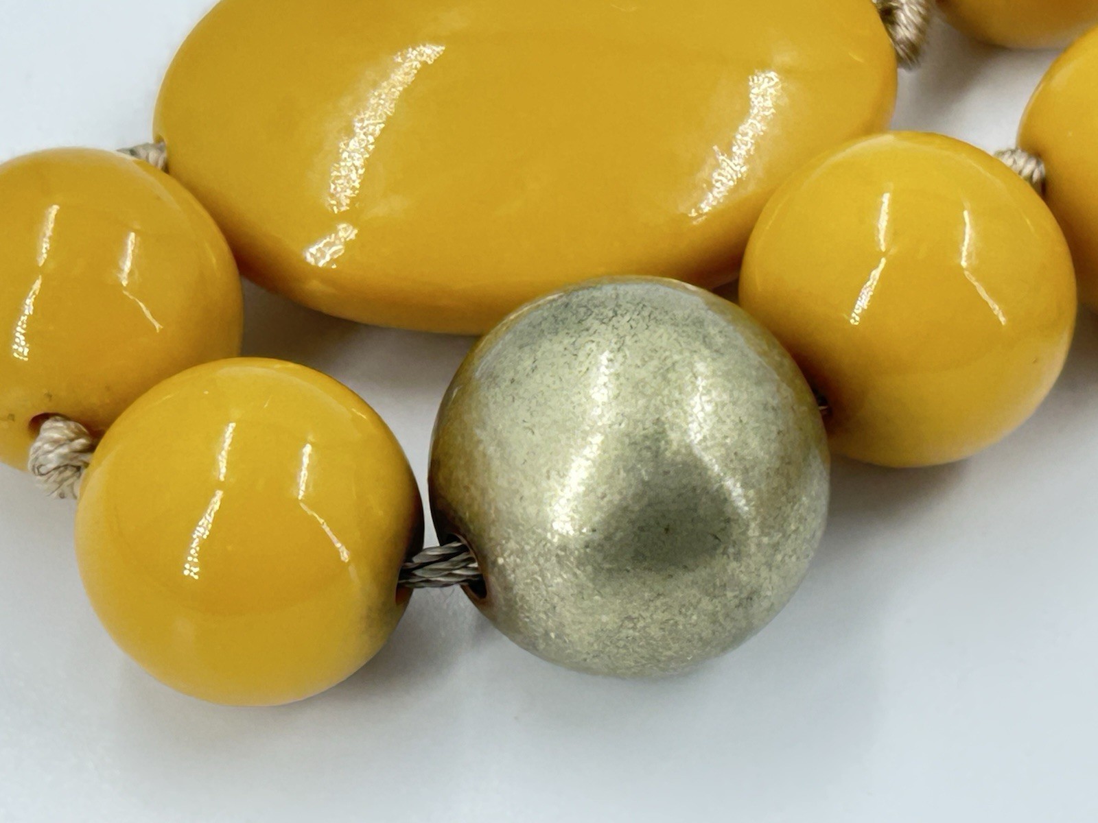 Modern TRIFARI Chunky Acrylic Mustard Yellow & Gold Tone Necklace Womens 34 Inch