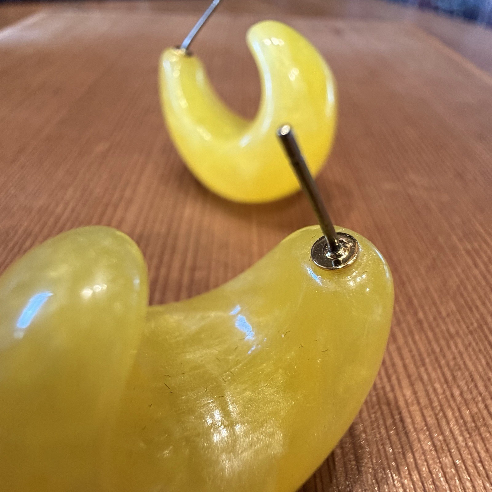 VTG Yellow Marbled Plastic Resin Chunky Huggy Hoop Earrings Crescent Statement