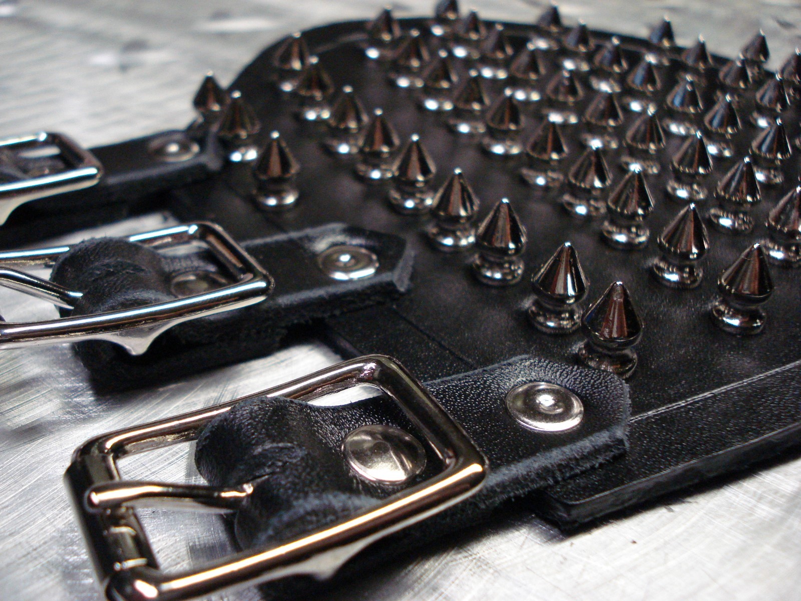 BLACK SPIKE LEATHER GAUNTLET. BLACK DEATH (MDLG0002)….. SUSPERIA