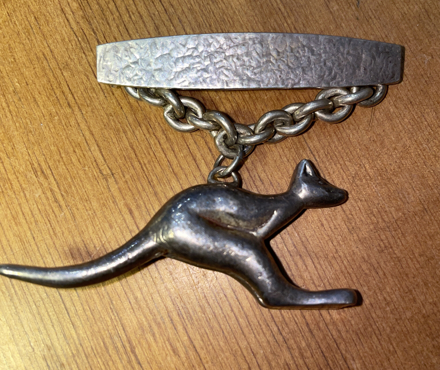 SUSAN CUMMINGS sterling silver IWLF HAMMERED BAR KANGAROO DANGLE BROOCH PIN