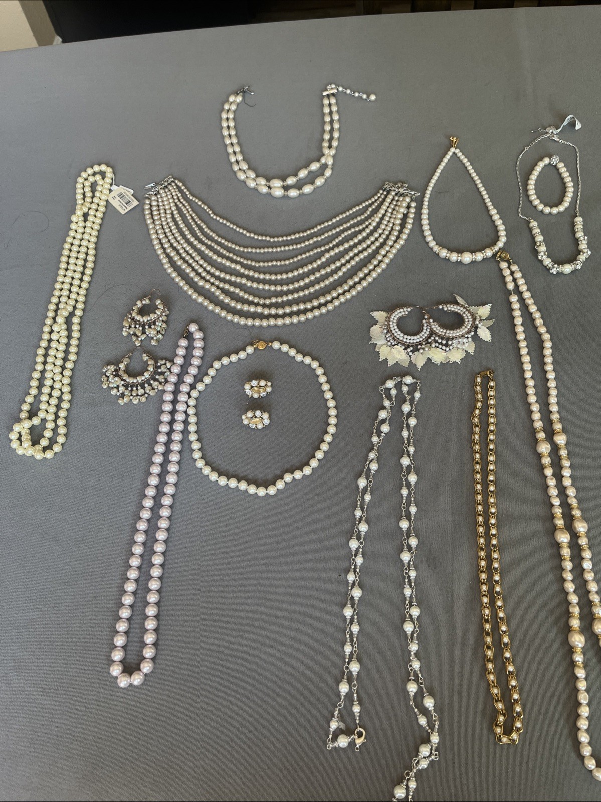 Costume Jewelry Pearls. 10 Necklaces,1 Bracelet,3 Earrings. All Items Are Used