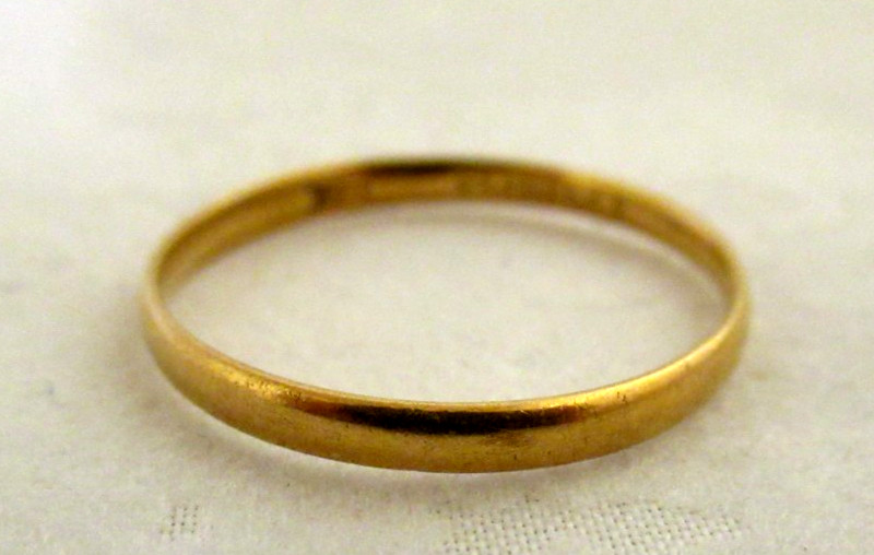 22ct. Yellow Gold-CURTAIN RING WEDDING BAND-Size:- M – 1.38 gms. Sheffield 1974