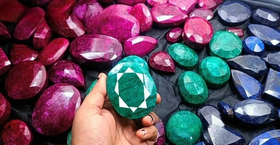 Natural 2500Carat/ 1/2 KG Certified Emerald Ruby & Sapphire Mix Cut Gemstone Lot
