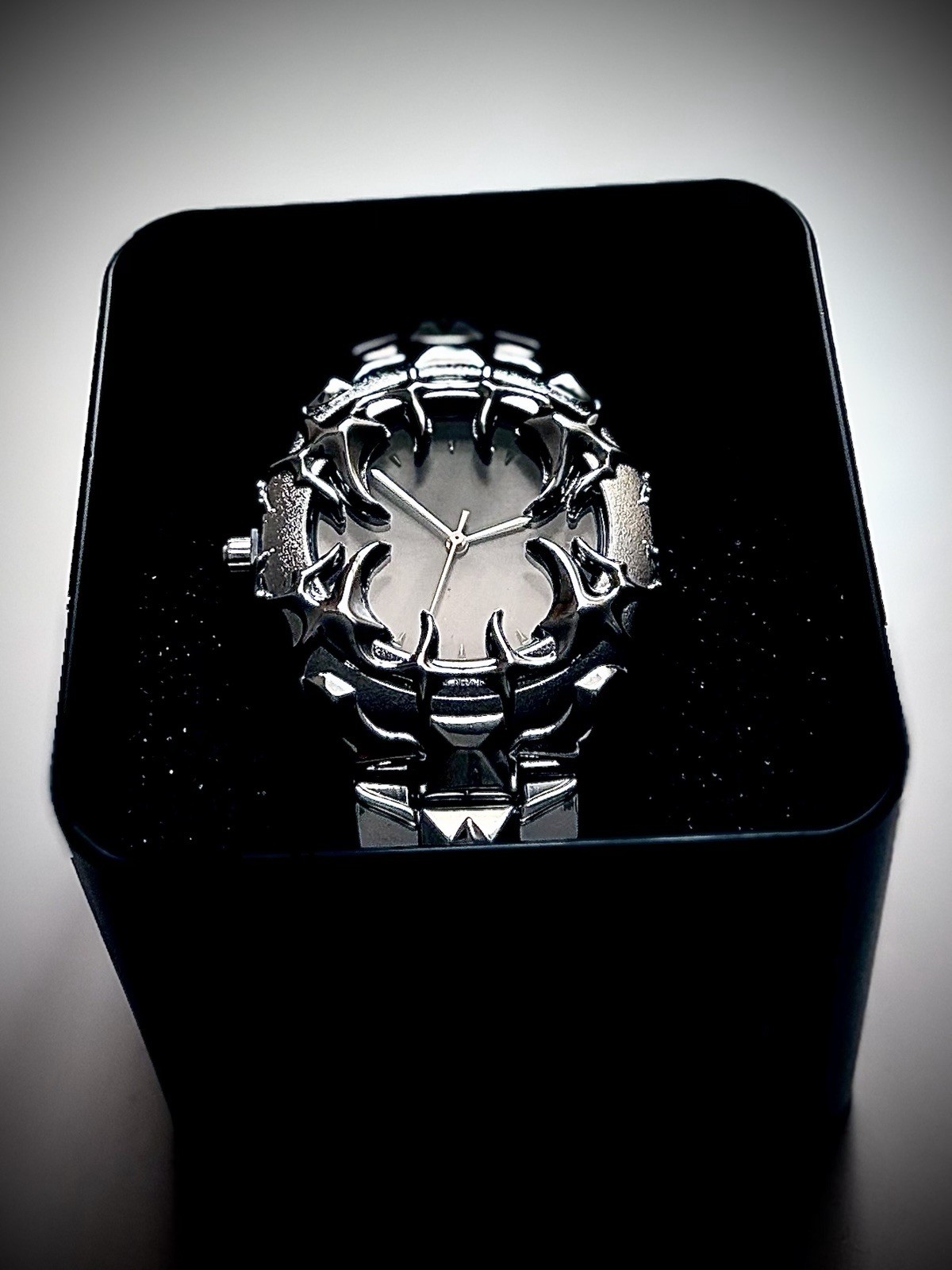 “Demon-Claw” Y2K Men’s Black and Silver Stainless Steel Quarts Watch
