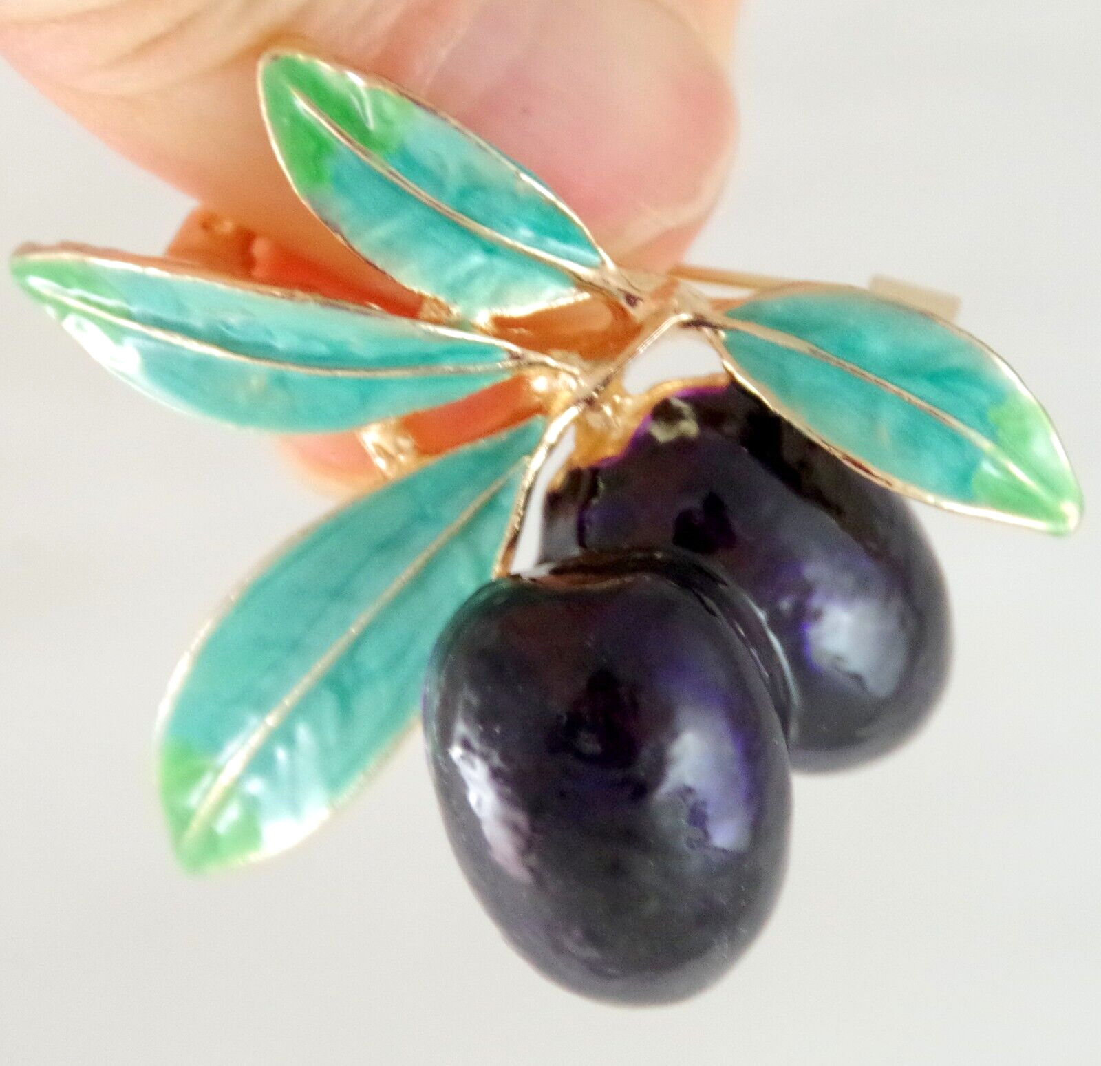 Pretty! 1.75″ NWOT HIGHLY DIMENSIONAL BLACK OLIVE FRUIT ENAMEL & GOLD BROOCH PIN