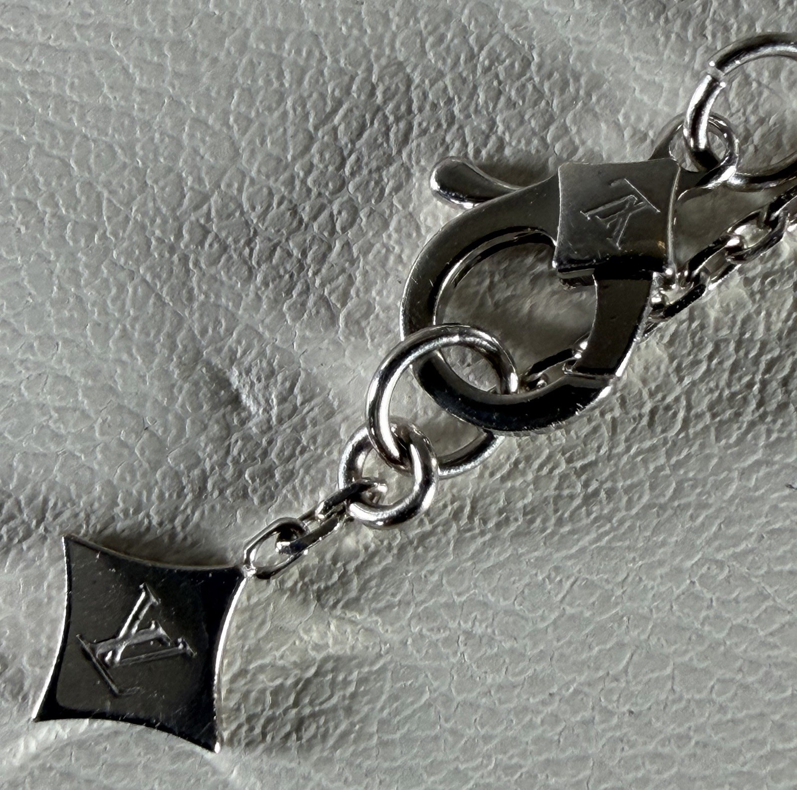 Auth Louis Vuitton Necklace Diamond 0.3ct LV Monogram Star-cut 18K 16” ~ 3.1 Gr