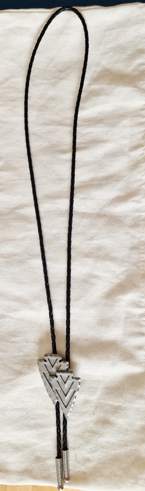 Siskiyou Bolo Tie Double Arrowhead Motiv