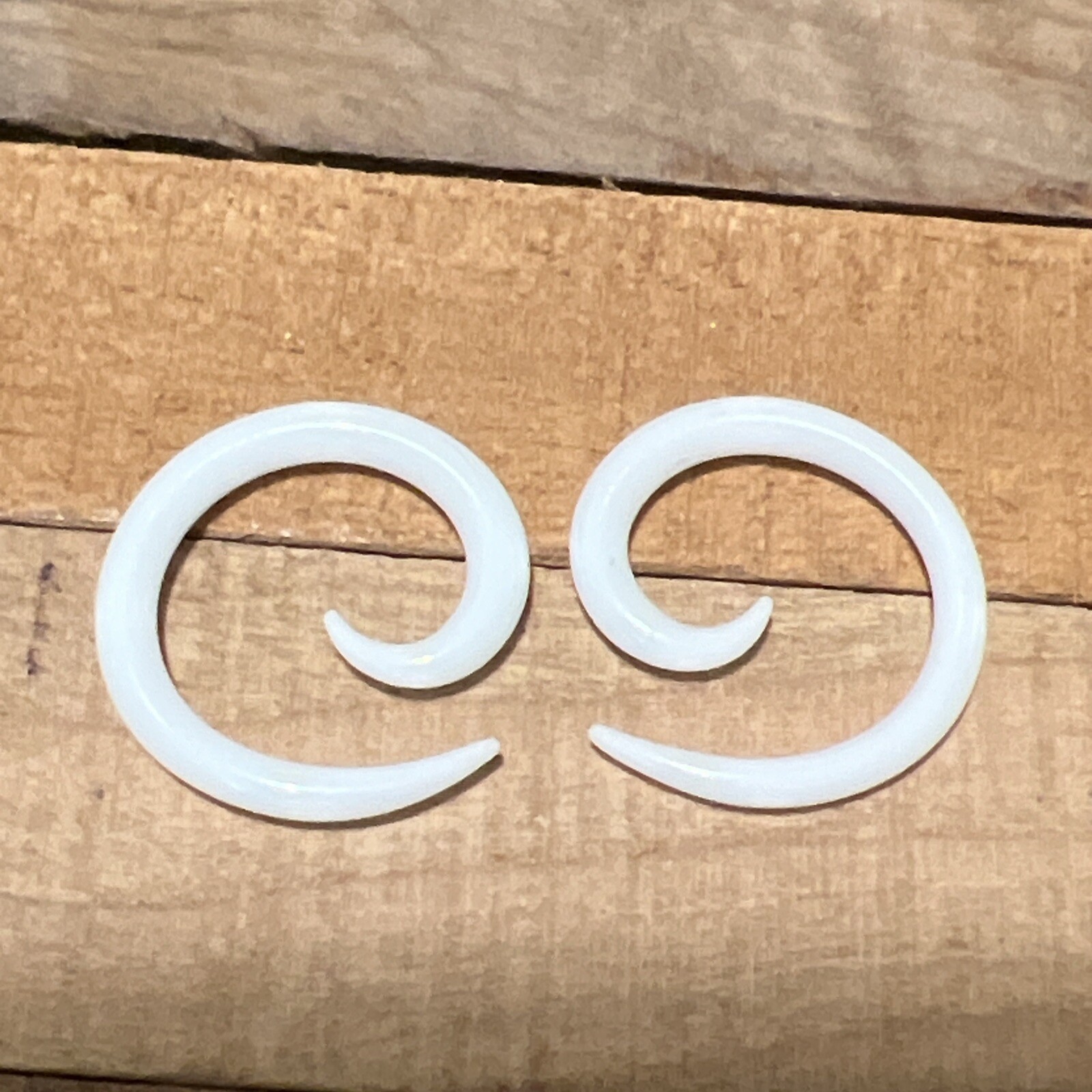 PAIR OF WHITE PYREX GLASS SPIRALS GAUGES PLUGS TALONS SMALL DIAMETER SPIRAL
