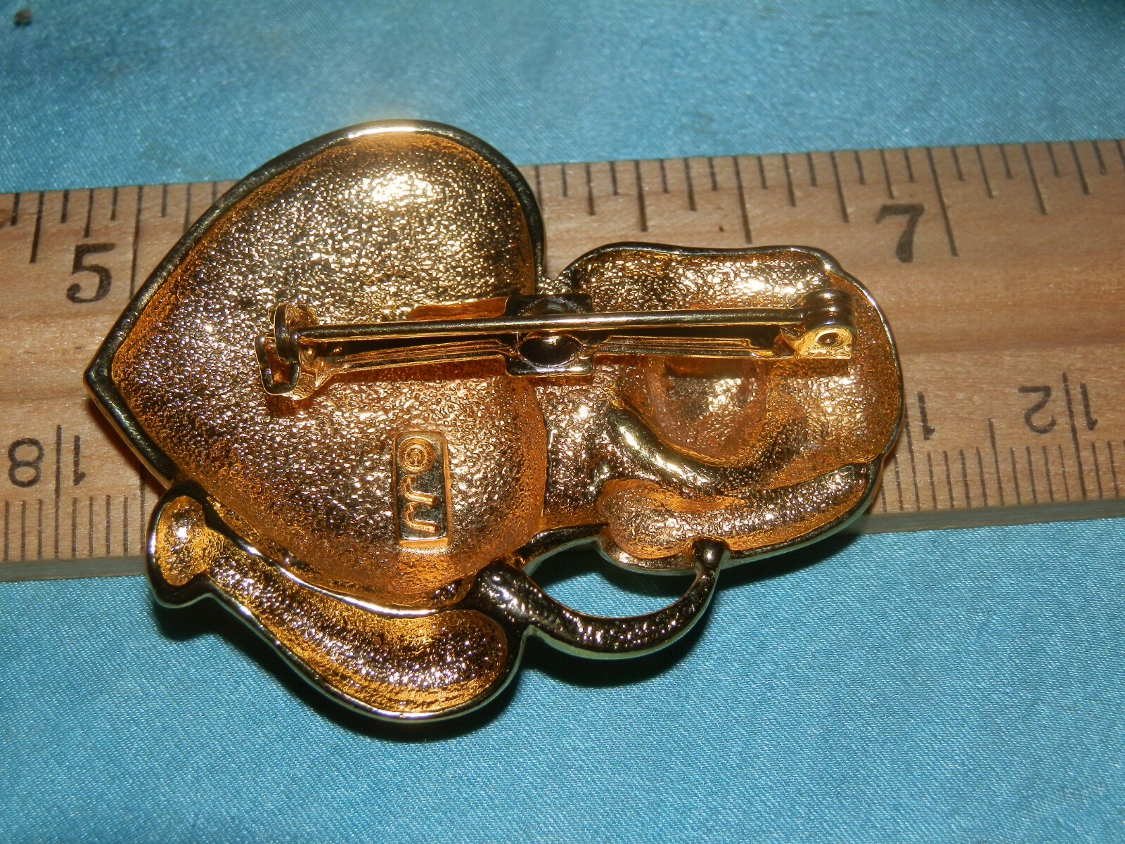 Vintage Jonette JJ Shiny Gold tone Puppy Dog w/one leg holding Heart Brooch Pin