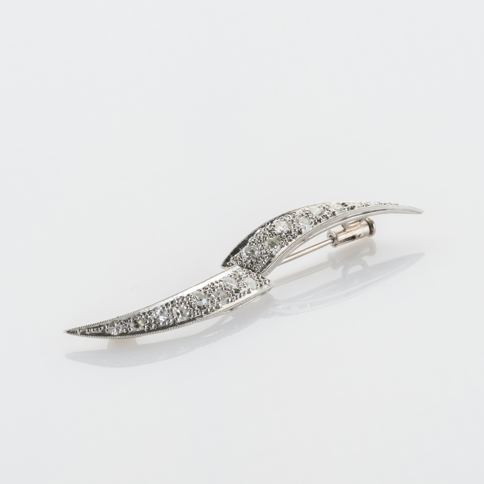 0.70 ct Diamond Brooch in 900 Platinum, Late Art Deco Design