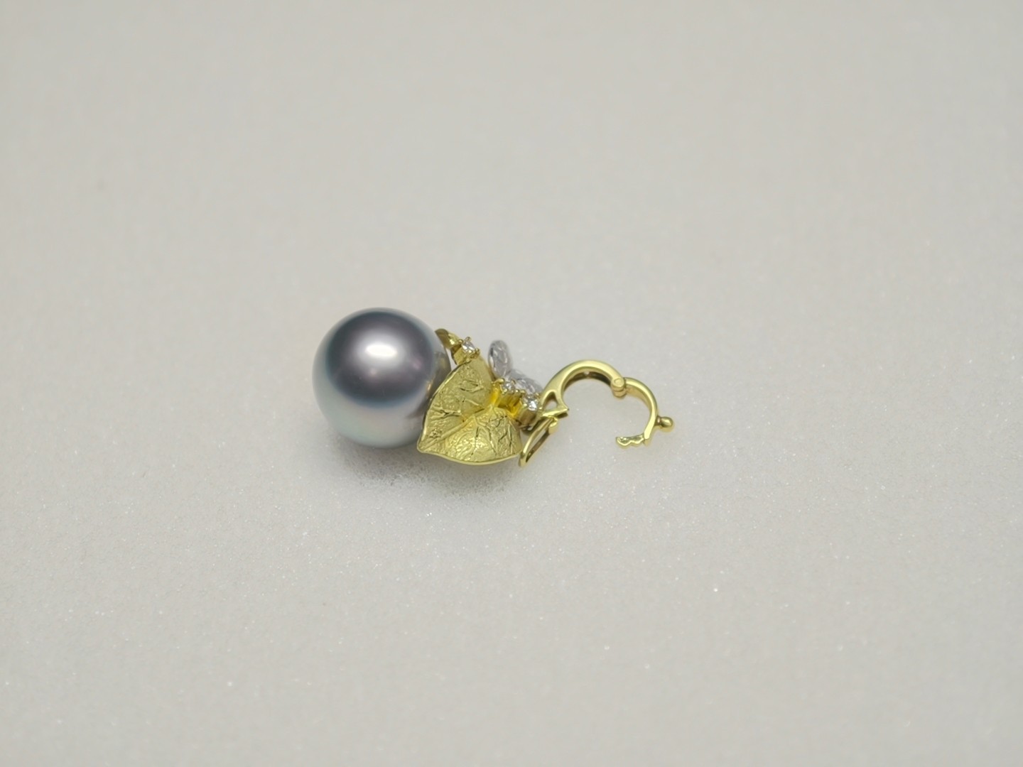 18K Gold Pt900 Two Tone Leaf Tahiti Pearl Pendant13.2mm Diamond Enhancer Bail