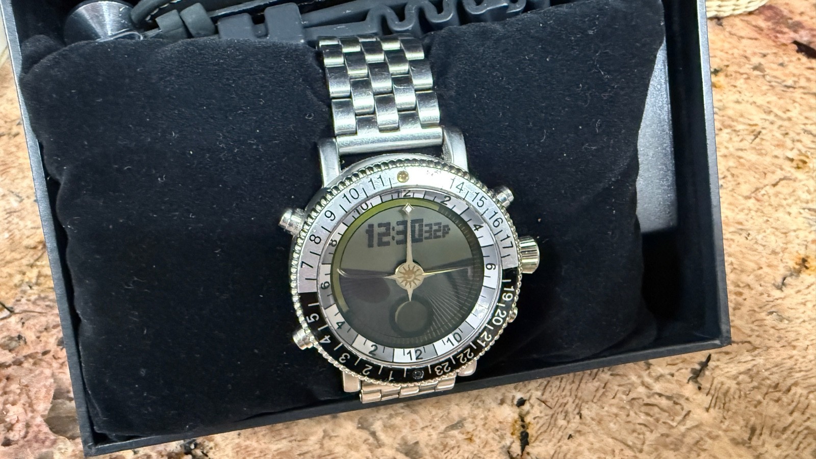 YES Watch, Moon/Lunar Phase, Day and Night Display.