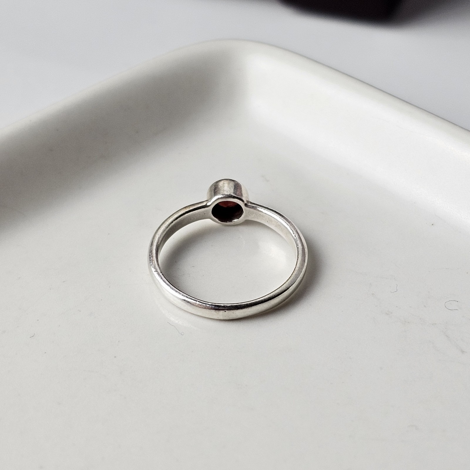 925 Sterling Silver Cabochon Garnet Minimalist Solitaire Ring Size 6 – 1.95 g