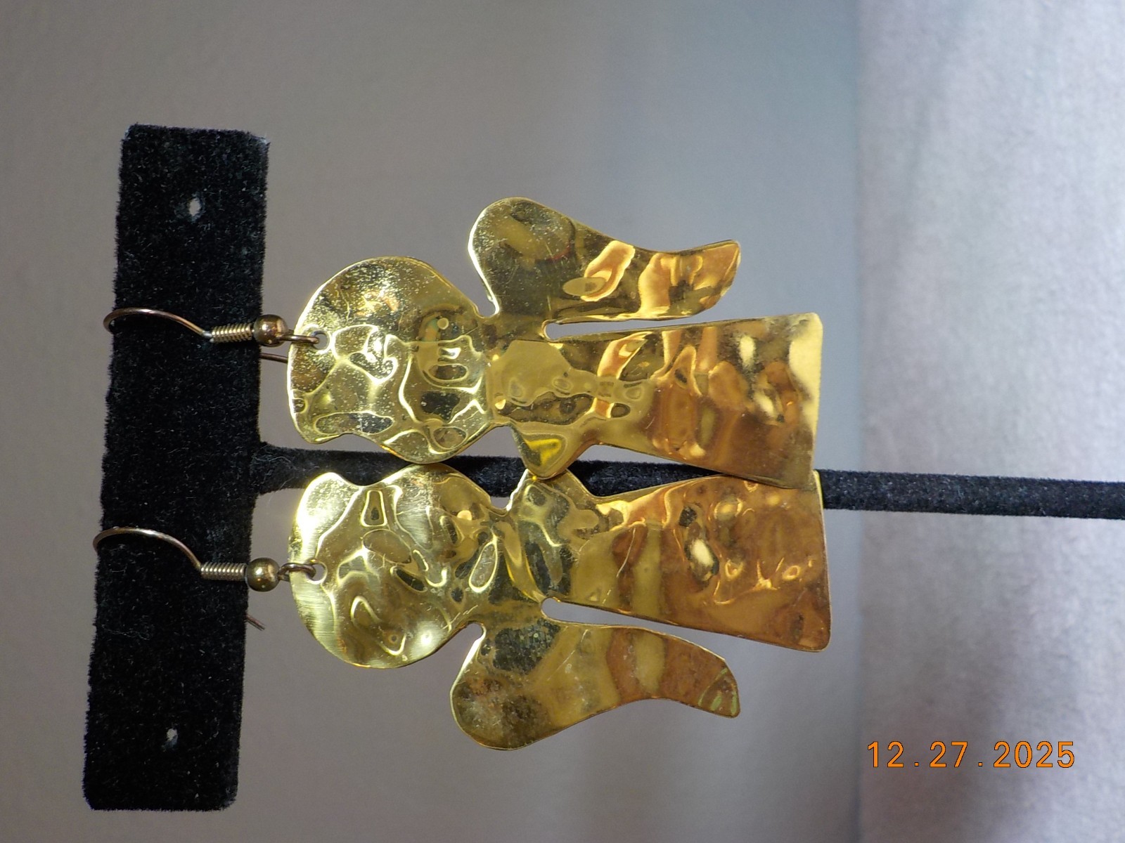 HAMMERED BRASS ANGEL SHAPED HOOK-ON WIRE EARRINGS TOTAL LENGTH 2 3/4″
