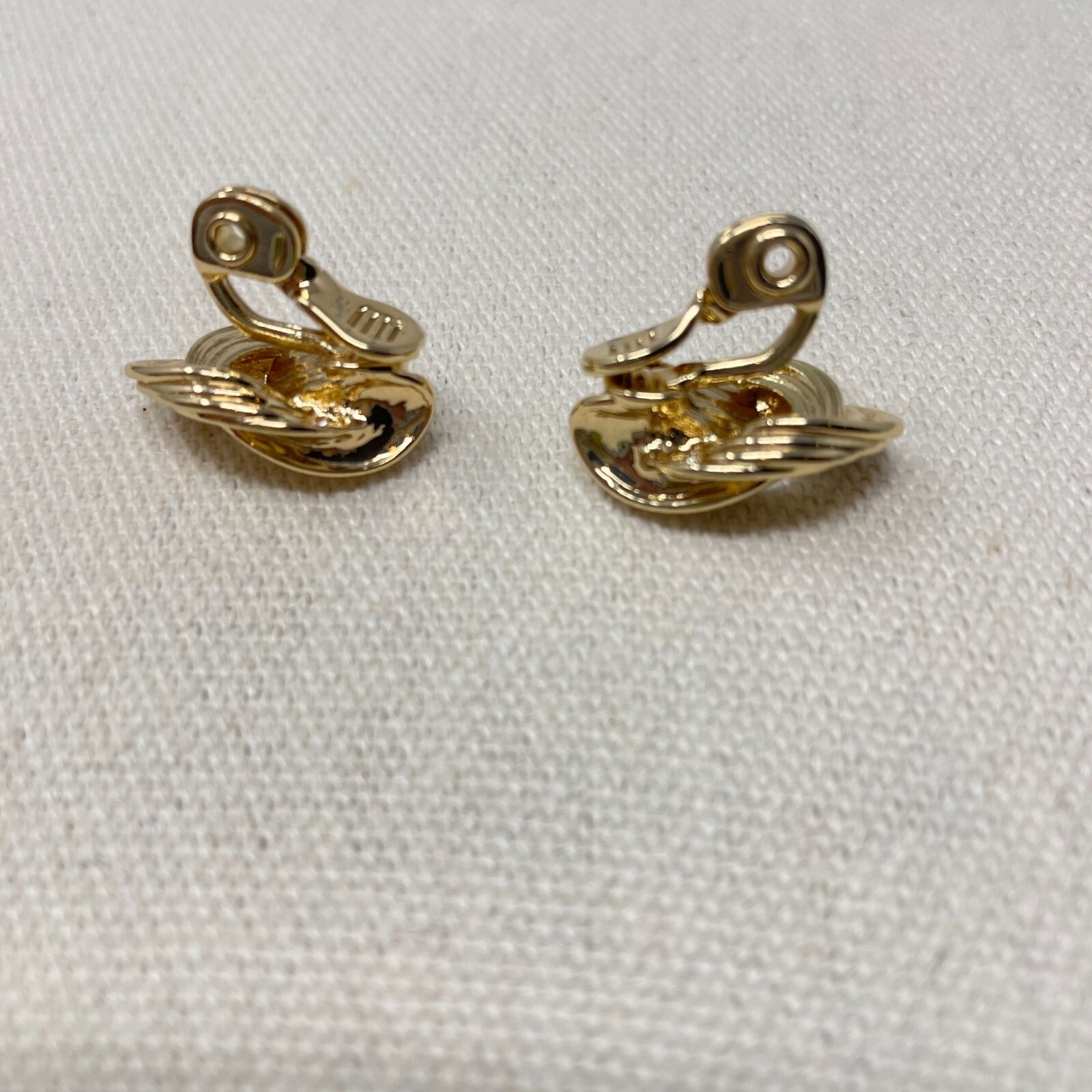 The Jewelry Group TJG Signed Gold Tone Knotted Clip On Statement Earrings Marked