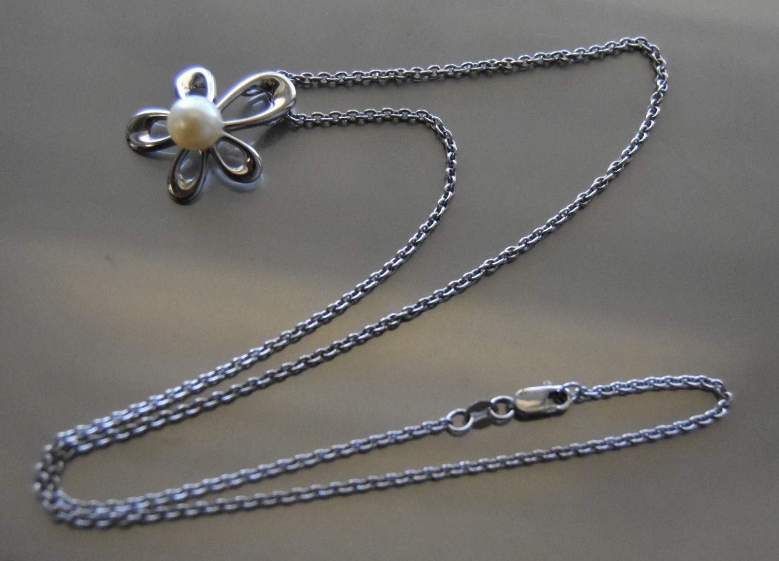 6.7mm Pearl 14k White Gold Shamrock Pendant/ Necklace ~ 17 inch long ~ 6.5 grams