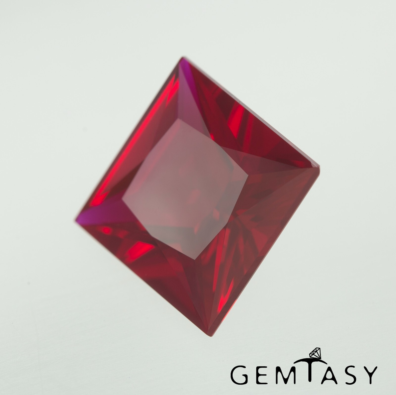 Cut stone – Ruby Pigeon blood Czochralski (Pulled) lab grown, facet 11mm 6.65ct