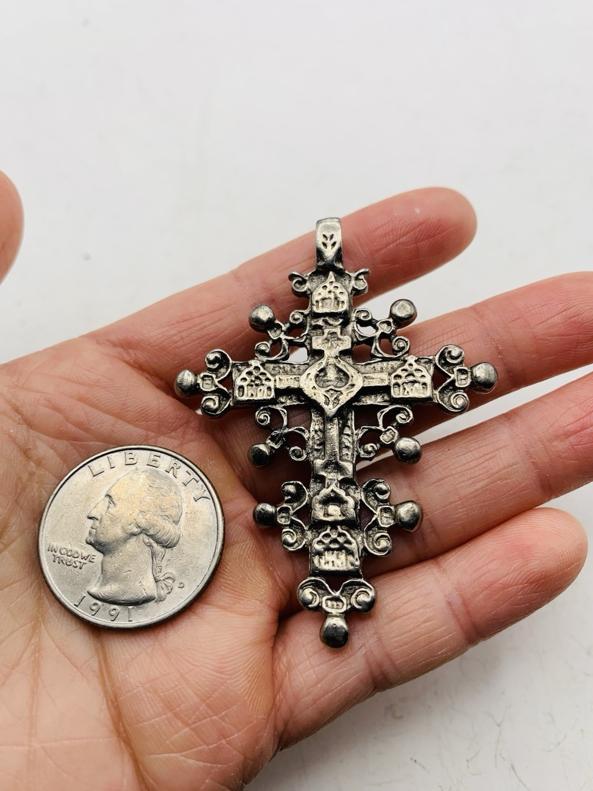 Vintage 1992 Metropolitan Museum of Art Silver Tone Byzantine Cross Cleo Pendant