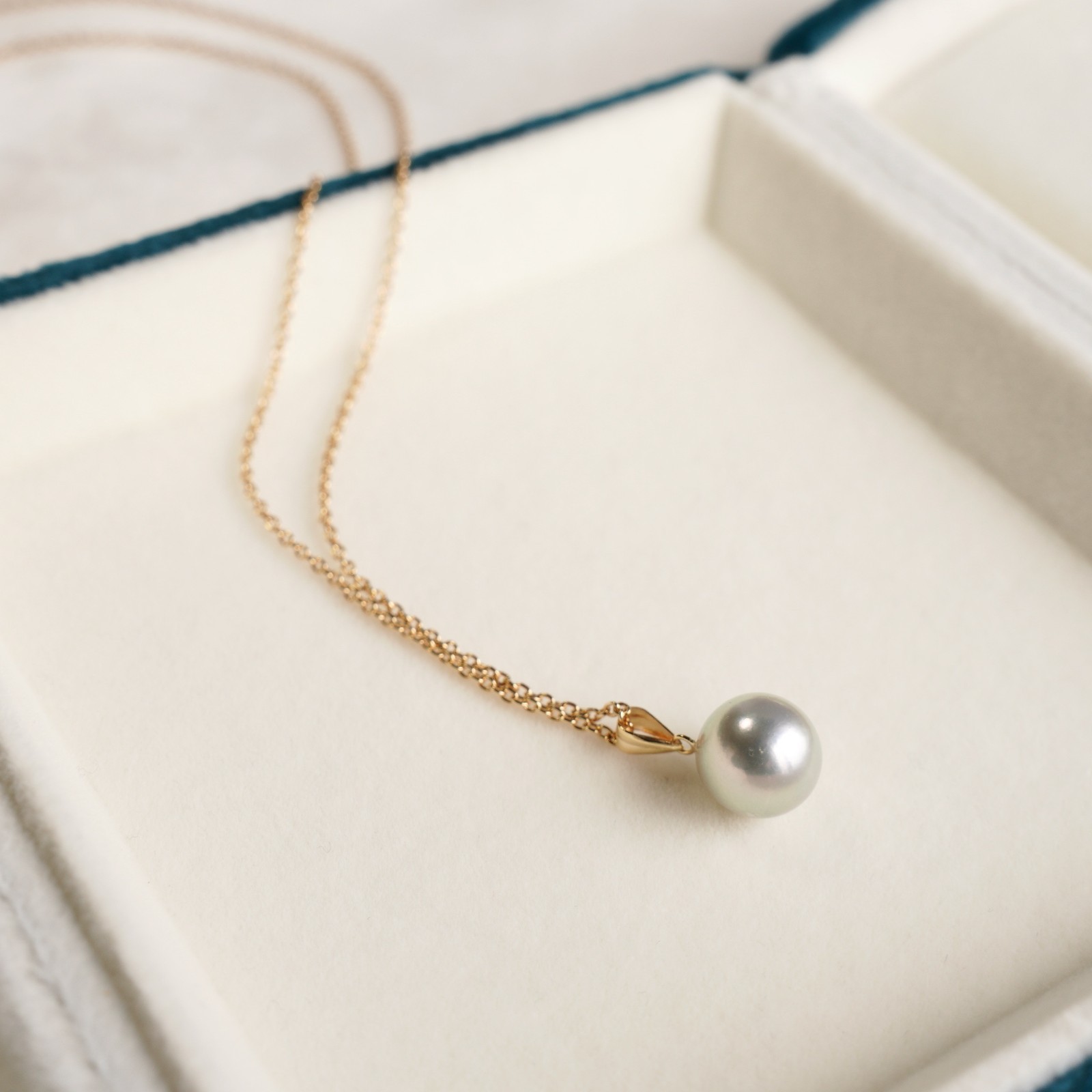 High Luster 8.7mm Round Silver-Rose Japanese Akoya Pearl Pendant 18K Yellow Gold