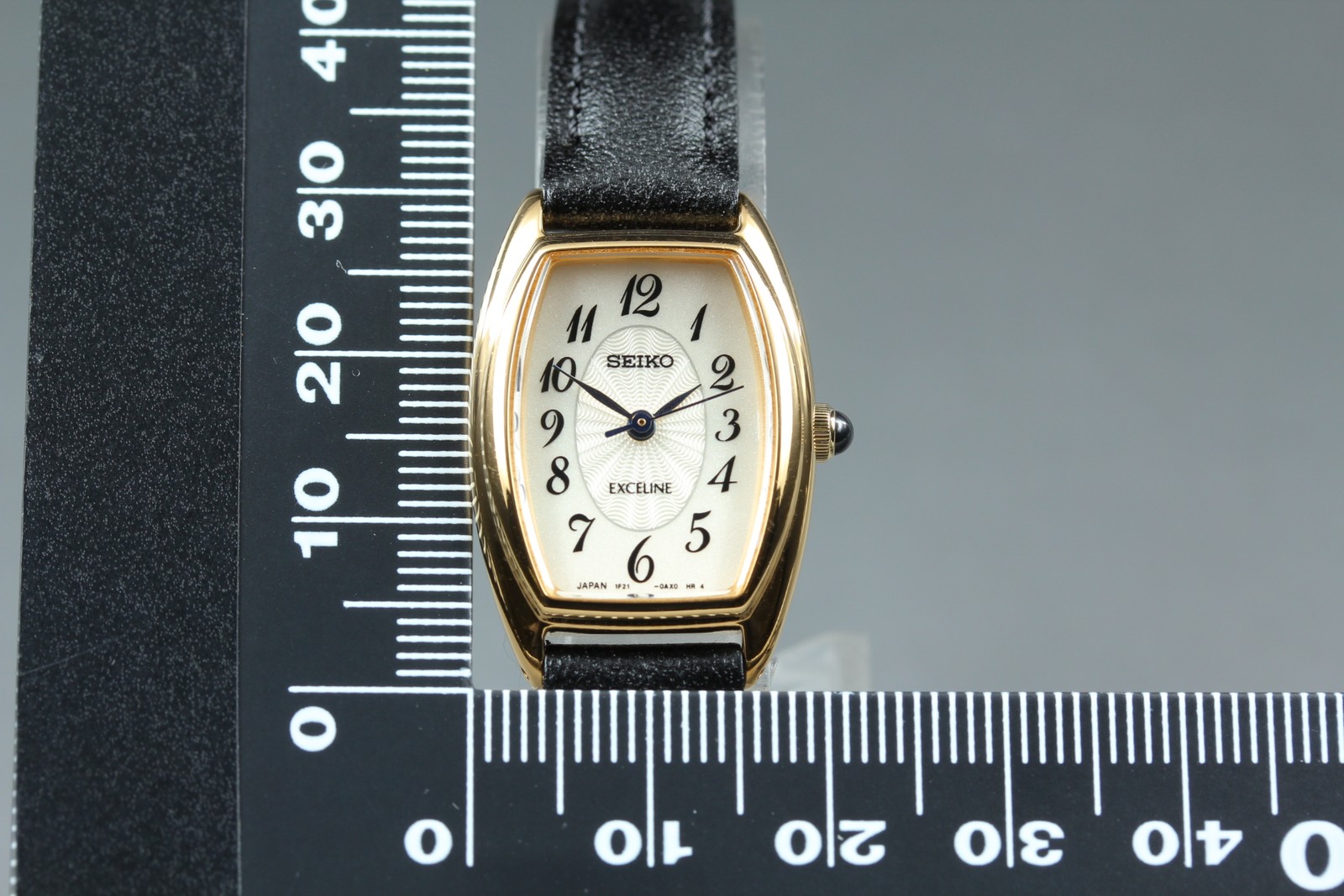 Vintage 2004 Seiko Exceline 1F21-0AJ0 Gold Tonneau Ladies Watch From JAPAN