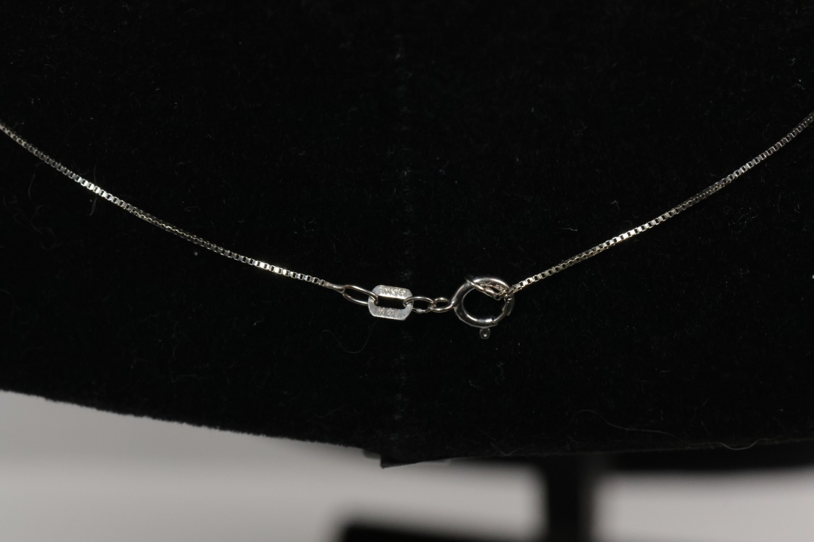 20in 14K White Gold 0.50mm Box Chain Necklace – 1.00 grams Excellent Condition