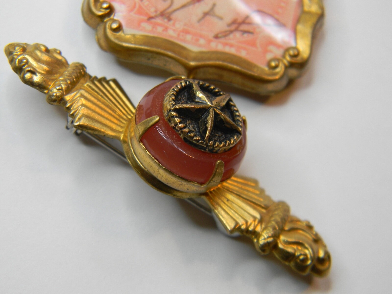 1898 19C VINTAGE 2 CENT DOCUMENT STAMP GOLD PLATED ORNATE BROOCH PIN PENDANT