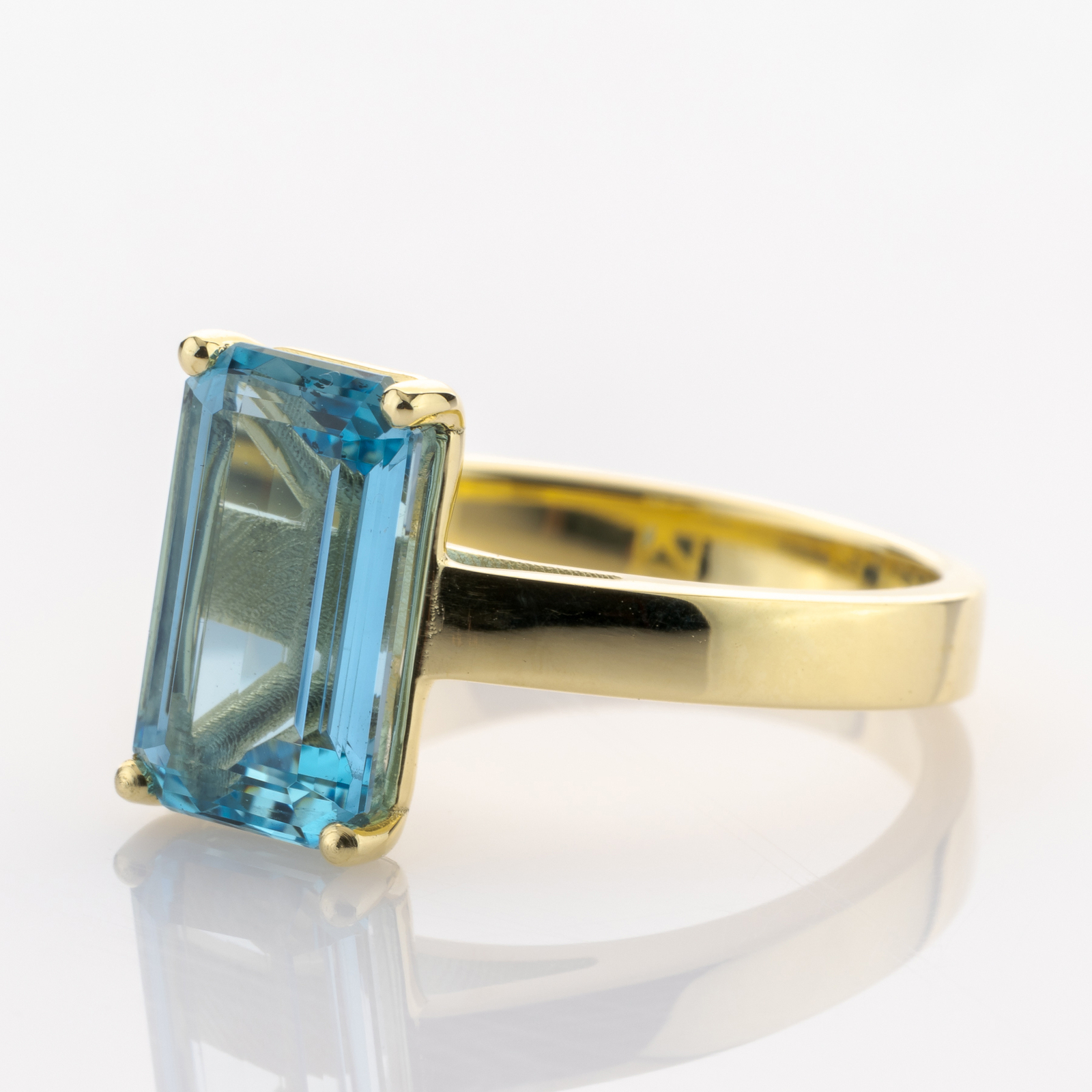 14k gold ring with an aquamarine