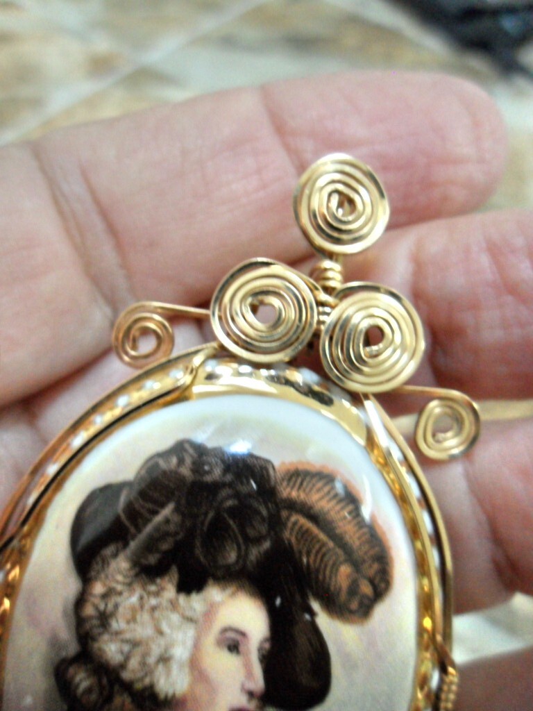 14kgf 1900 LADY ELEANOR FINE BONE CHINA ENGLAND PENDANT FOR NECKLACE;3.25 X1 5/8