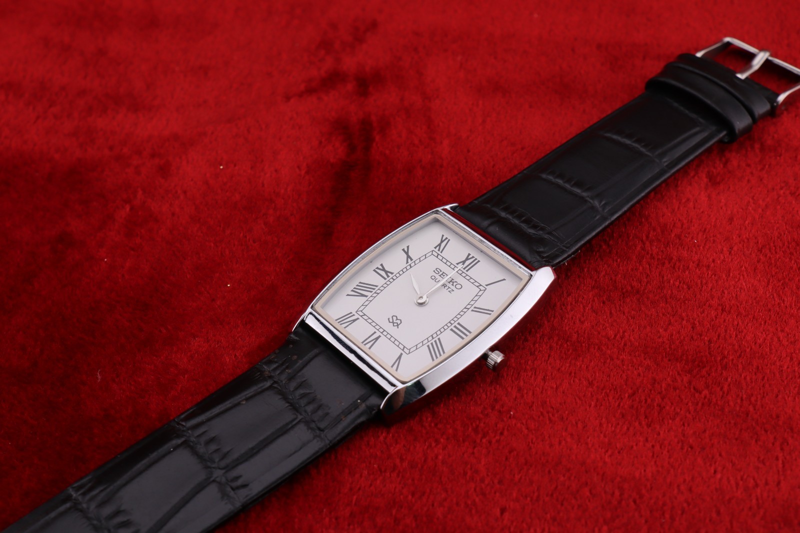 Vintage Men Seiko quartz Barrel-Tank White Dial, Black leather Dress Watch