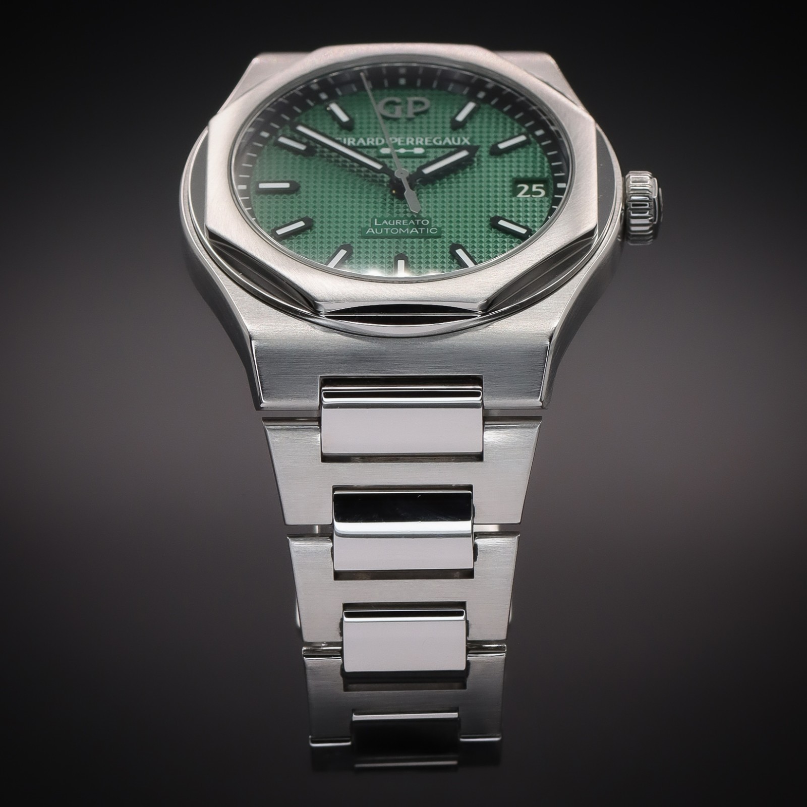 GIRARD-PERREGAUX Laureato 42 “Sunray Green” | Ref. 81010-11-3153-1CM | Full Set