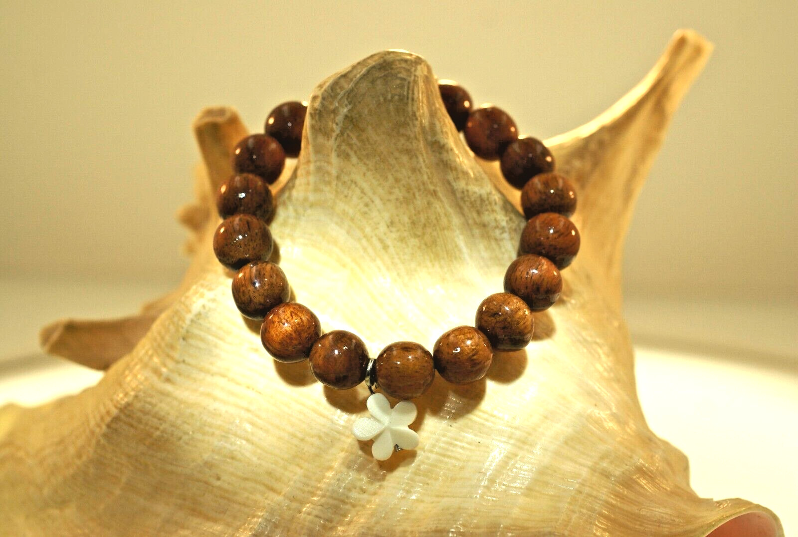 10MM HAWAIIAN KOA WOOD ROUND BALL BEAD & CARABAO BONE PLUMERIA STRETCH BRACELET