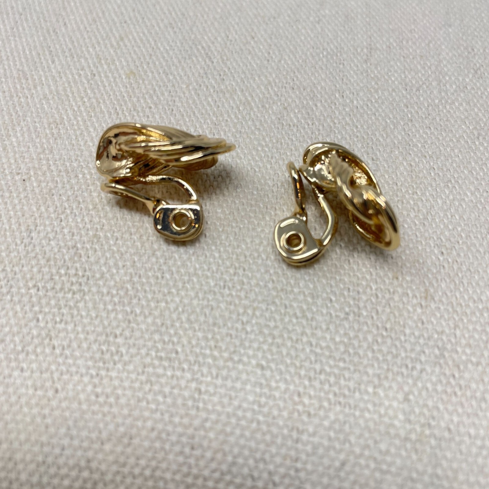 The Jewelry Group TJG Signed Gold Tone Knotted Clip On Statement Earrings Marked