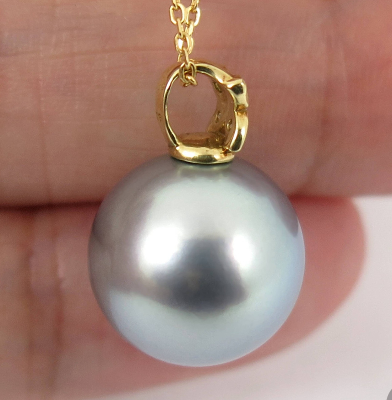 13.7mm Mirror Luster Tahitian Pearl Pendant, 18K Solid Gold with Diamonds #P5819
