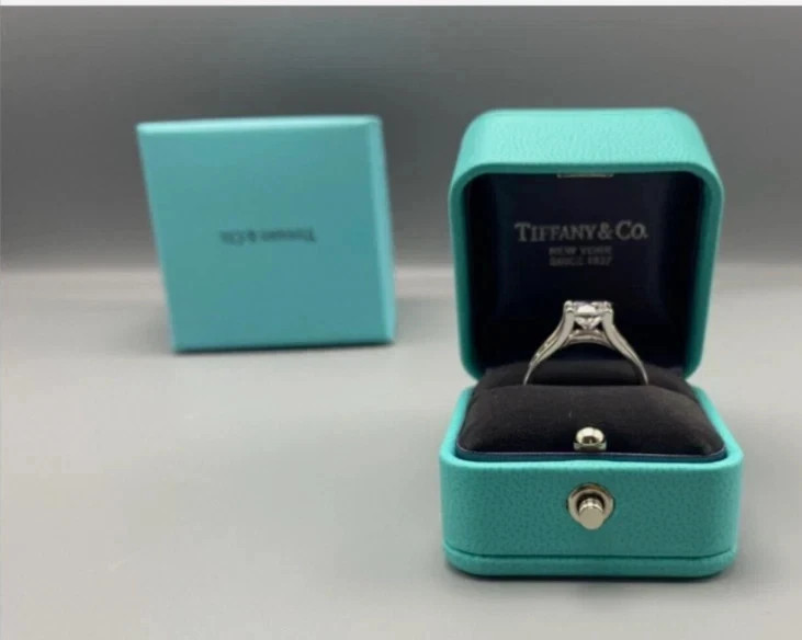 100% Authentic Tiffany & Co Engagement Ring Box + Outer Box+Ribbon.