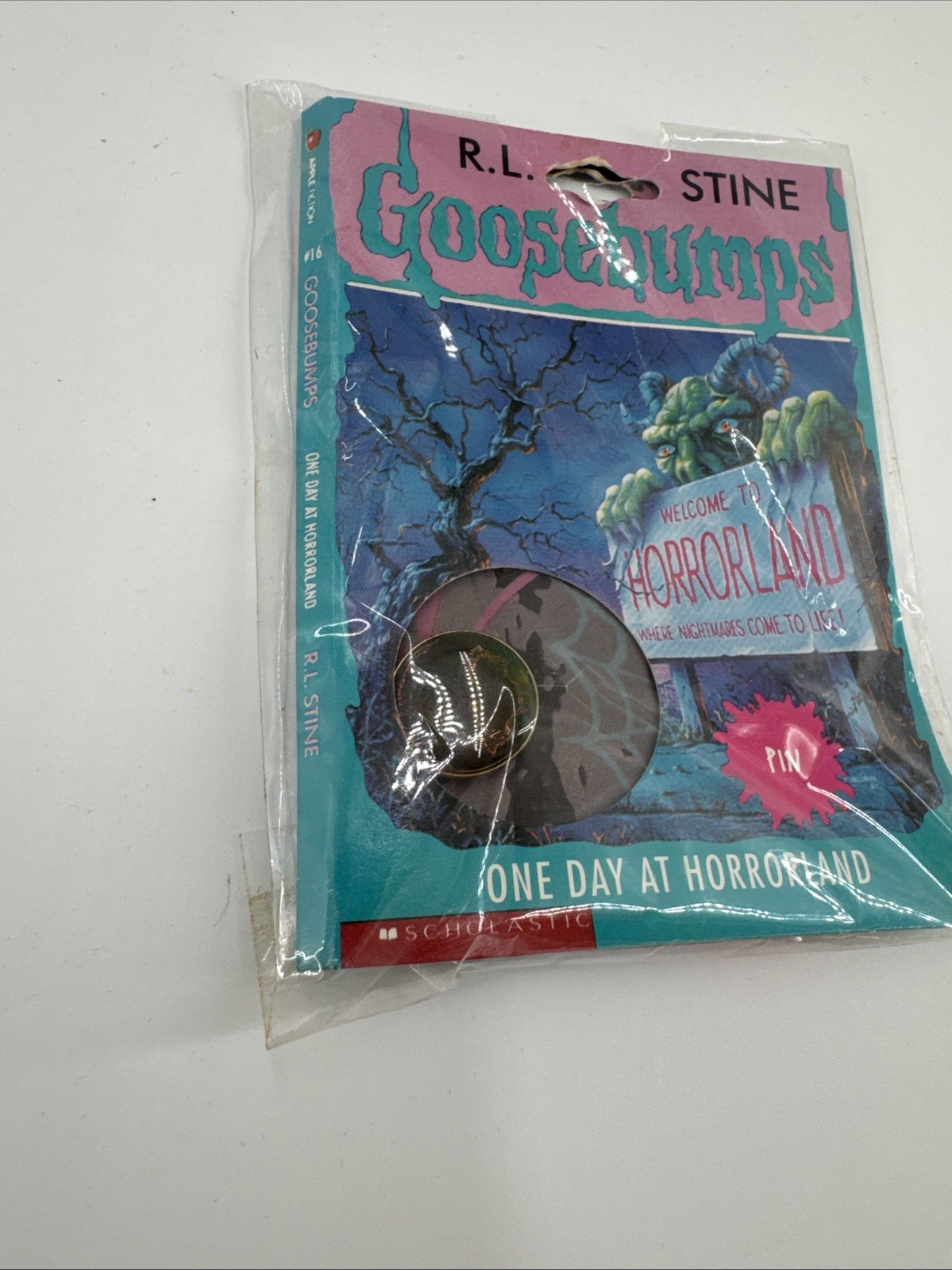 Vintage 1995 Scholastic Goosebumps One Day At Horrorland 3D Hologram Pin NEW