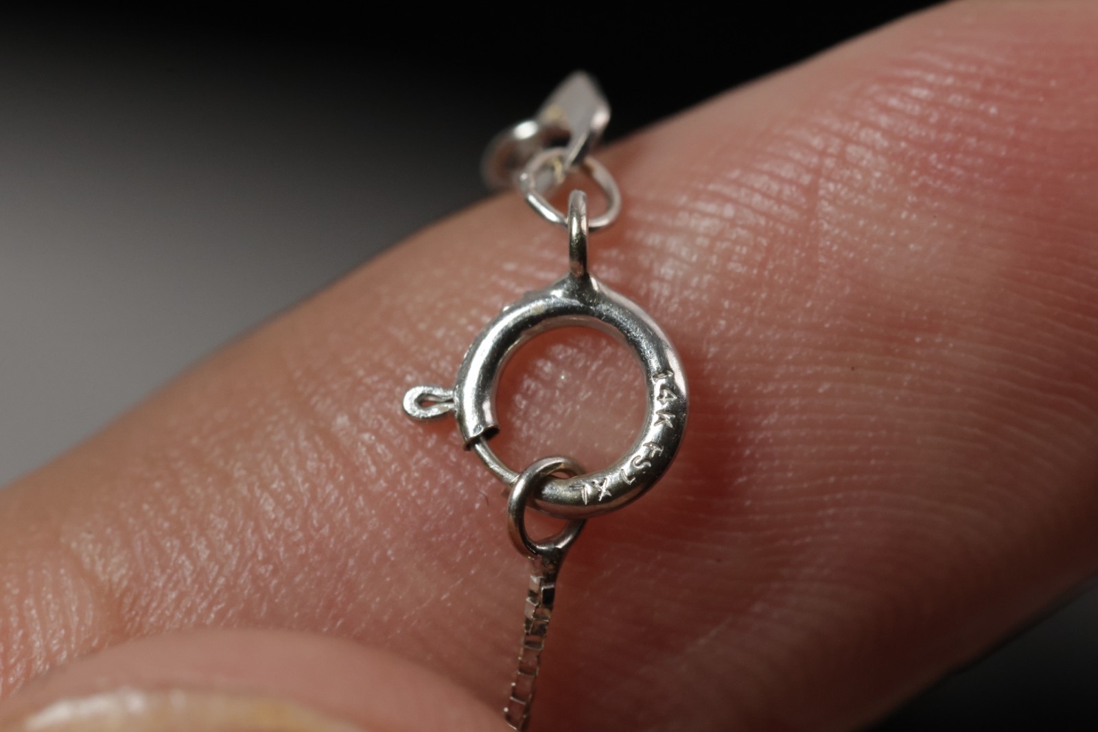 20in 14K White Gold 0.50mm Box Chain Necklace – 1.00 grams Excellent Condition