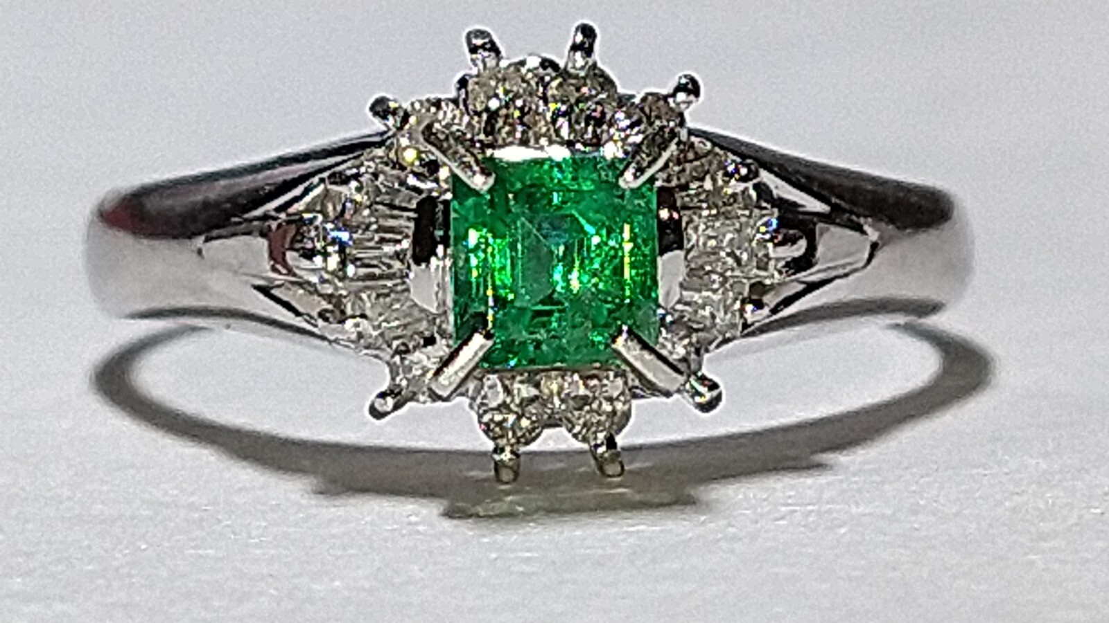 Solid platinum 0.57 carat natural emerald diamond ring 4.5 grams – pt900