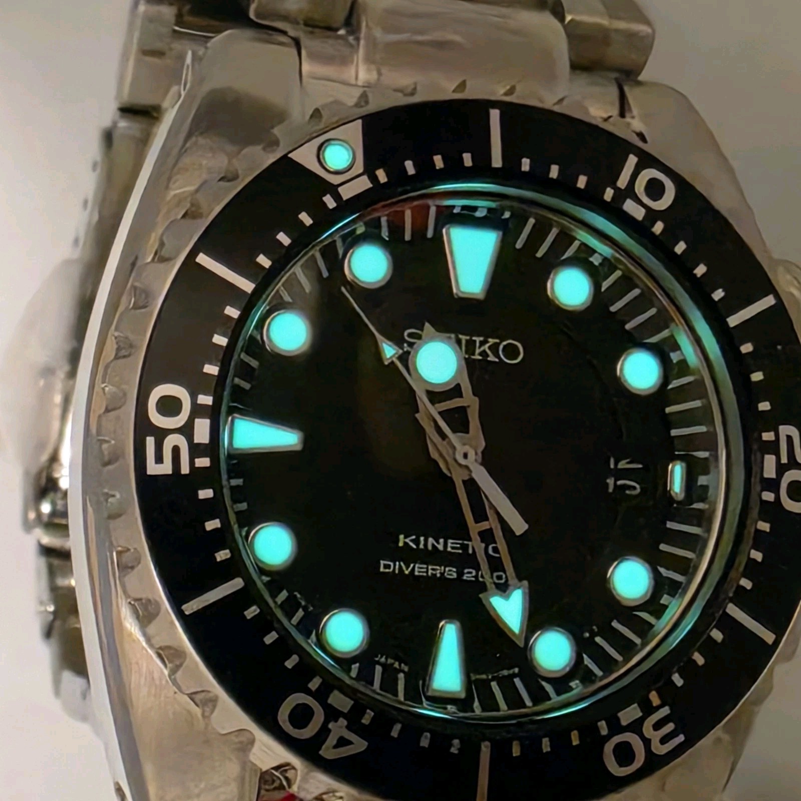 SEIKO KINETIC DIVERS MEN’S STAINLESS STEEL STEEL WATER RESISTAN 200M BLACK DIAL