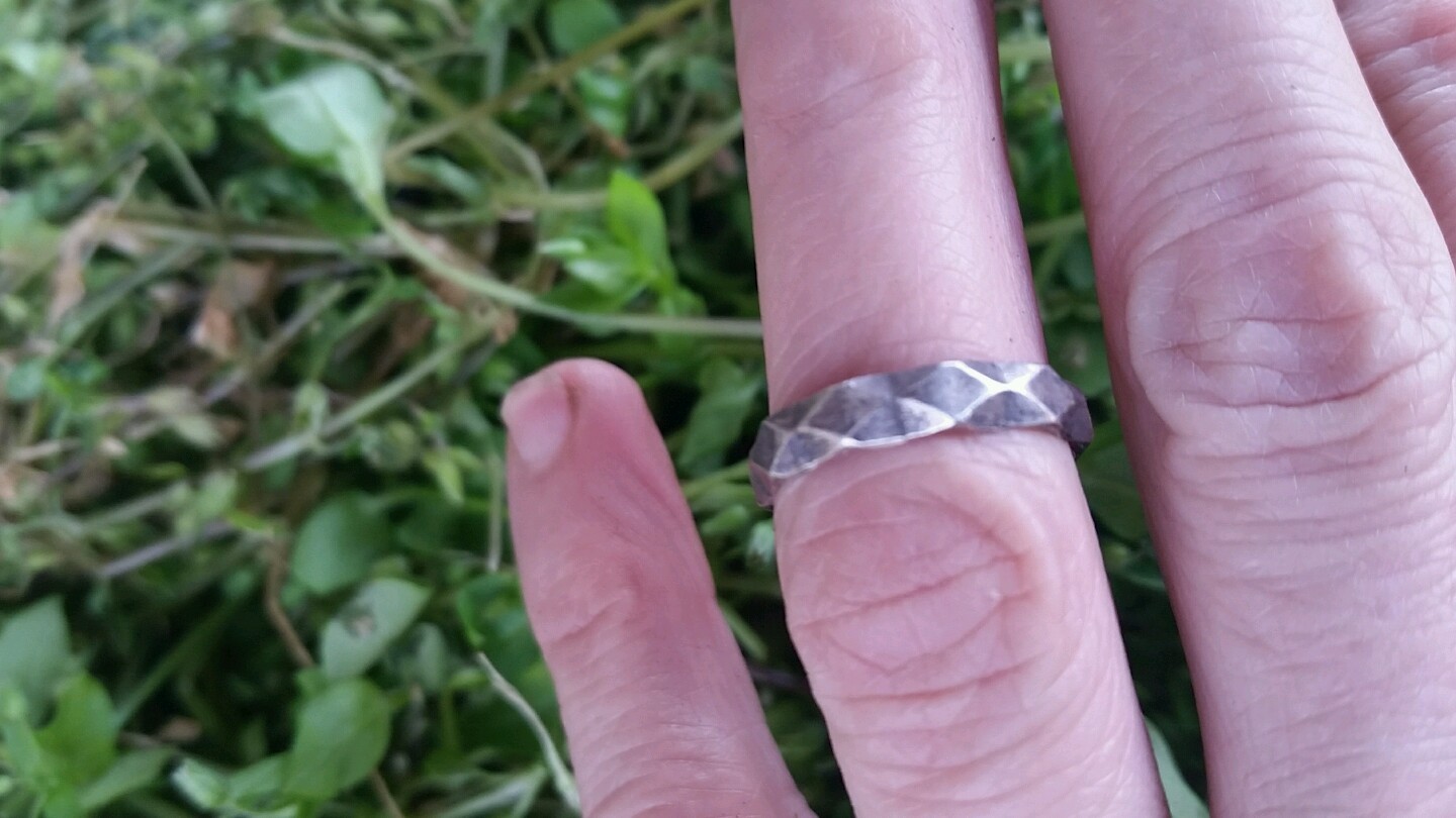 vintage sterling silver band ring hammered diamond shape pattern.size 5.15