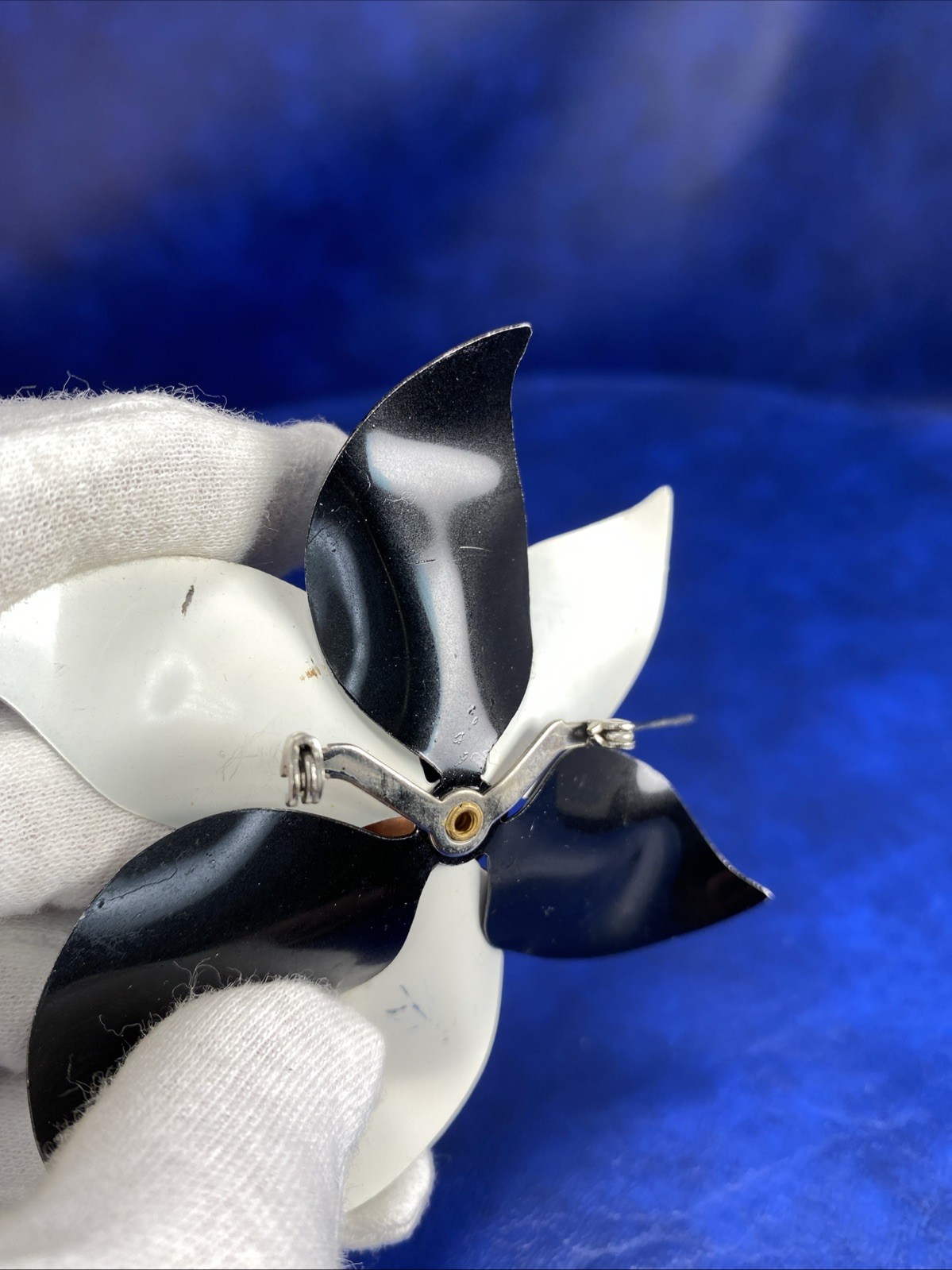 Vtg Unsigned Black & White Metal Flower Brooch Pin Mid-Century Bold 3.25 Inch